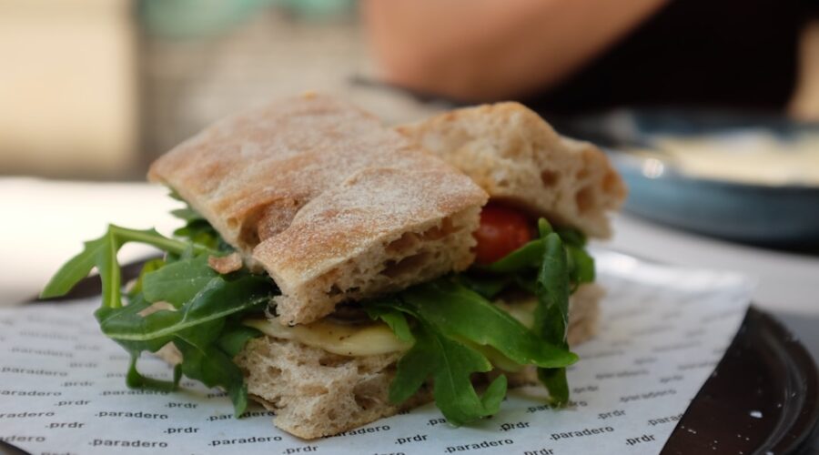 découvrez la focaccia, une délicieuse spécialité italienne, souvent préparée avec de l'huile d'olive, du sel et des herbes. parfaite pour accompagner vos repas ou comme base pour des sandwichs savoureux, cette pâte légèrement croustillante et moelleuse à l'intérieur réveillera vos papilles. apprenez à la préparer facilement chez vous et laissez-vous séduire par ses multiples variations.