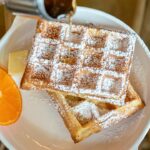 découvrez la magie des gaufres, une gourmandise irrésistible à savourer à tout moment de la journée. que vous les aimiez croustillantes ou moelleuses, accompagnées de sirop d'érable, de chocolat ou de fruits frais, nos recettes de gaufres satisferont toutes vos envies. plongez dans l'univers des gaufres et régalez vos papilles avec des saveurs inoubliables.