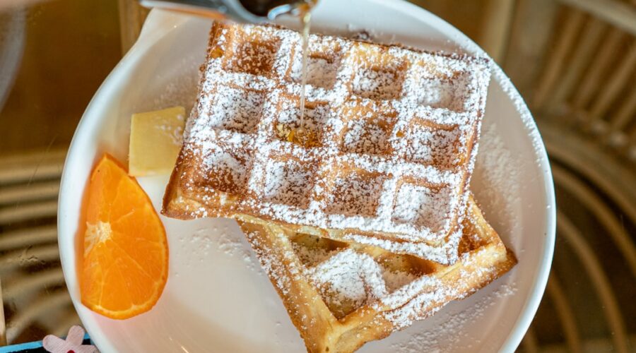 découvrez la magie des gaufres, une gourmandise irrésistible à savourer à tout moment de la journée. que vous les aimiez croustillantes ou moelleuses, accompagnées de sirop d'érable, de chocolat ou de fruits frais, nos recettes de gaufres satisferont toutes vos envies. plongez dans l'univers des gaufres et régalez vos papilles avec des saveurs inoubliables.