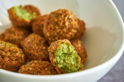 découvrez notre délicieuse recette de hummus, un dip crémeux à base de pois chiches, d'huile d'olive et d'épices. parfait pour vos apéritifs ou vos repas sains, ce plat méditerranéen saura ravir vos papilles et apporter une touche de fraîcheur à toutes vos occasions.