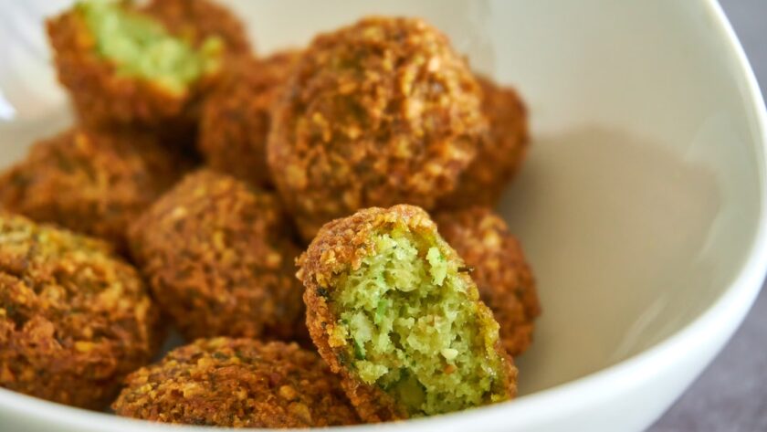 découvrez notre délicieuse recette de hummus, un dip crémeux à base de pois chiches, d'huile d'olive et d'épices. parfait pour vos apéritifs ou vos repas sains, ce plat méditerranéen saura ravir vos papilles et apporter une touche de fraîcheur à toutes vos occasions.