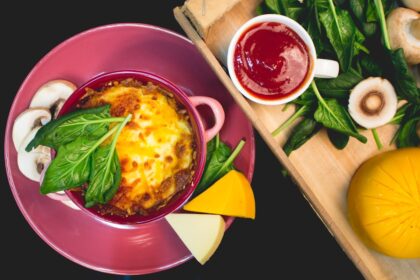 découvrez notre délicieuse recette de lasagne, un plat réconfortant qui allie pâtes, viande savoureuse, tomates juteuses et fromage fondant. parfait pour un repas en famille ou entre amis, cette lasagne fera le bonheur de tous les gourmands. suivez notre guide étape par étape pour réussir ce classique de la cuisine italienne.
