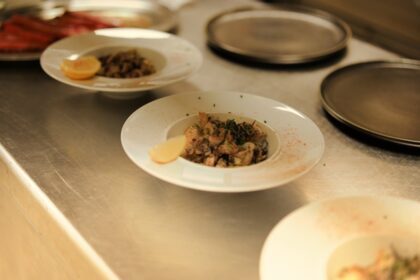 découvrez nos recettes de marinades savoureuses pour sublimer vos plats. apprenez à créer des mélanges d'épices et d'aromates pour mariner viandes, poissons et légumes, ajoutant une touche gourmande et originale à vos repas.