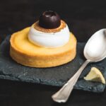 découvrez l'univers délicat de la meringue, un dessert aérien à base de blancs d'œufs et de sucre. parfaites pour accompagner vos douceurs ou se déguster seules, les meringues se déclinent en plusieurs saveurs et textures. apprenez à les réaliser facilement chez vous et surprenez vos convives avec cette gourmandise légère et croustillante.