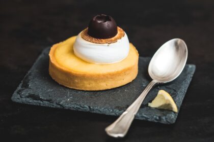 découvrez l'univers délicat de la meringue, un dessert aérien à base de blancs d'œufs et de sucre. parfaites pour accompagner vos douceurs ou se déguster seules, les meringues se déclinent en plusieurs saveurs et textures. apprenez à les réaliser facilement chez vous et surprenez vos convives avec cette gourmandise légère et croustillante.
