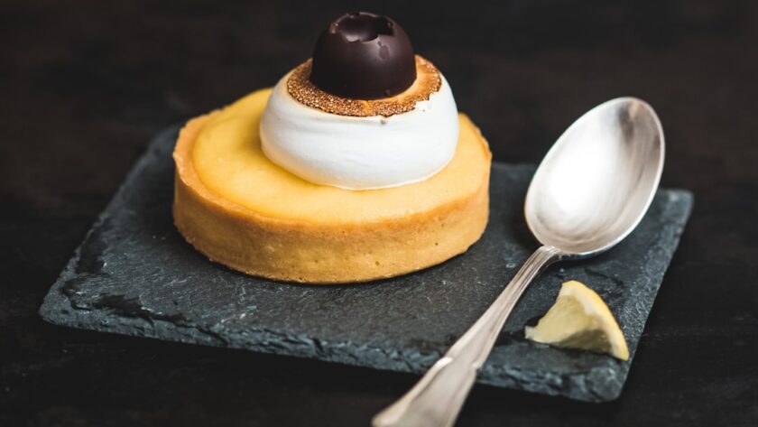 découvrez l'univers délicat de la meringue, un dessert aérien à base de blancs d'œufs et de sucre. parfaites pour accompagner vos douceurs ou se déguster seules, les meringues se déclinent en plusieurs saveurs et textures. apprenez à les réaliser facilement chez vous et surprenez vos convives avec cette gourmandise légère et croustillante.