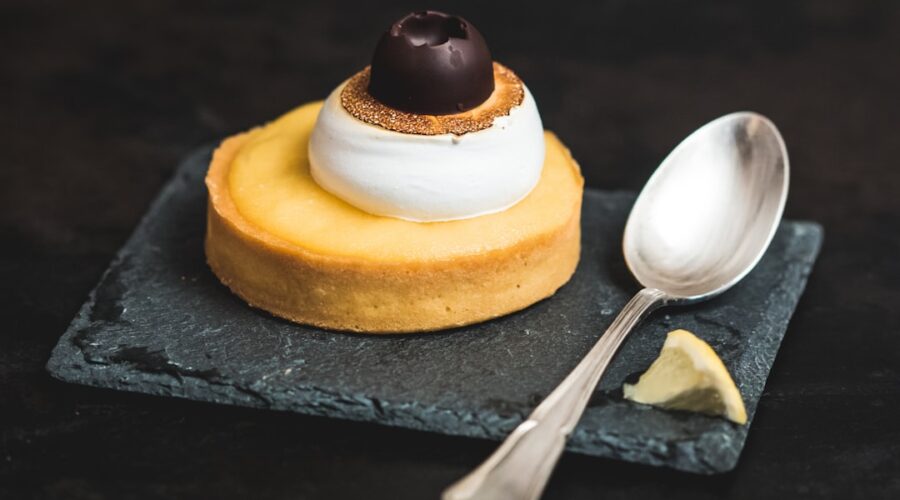 découvrez l'univers délicat de la meringue, un dessert aérien à base de blancs d'œufs et de sucre. parfaites pour accompagner vos douceurs ou se déguster seules, les meringues se déclinent en plusieurs saveurs et textures. apprenez à les réaliser facilement chez vous et surprenez vos convives avec cette gourmandise légère et croustillante.