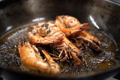 découvrez la recette authentique de la paella, un plat emblématique espagnol, riche en saveurs et en couleurs. apprenez à préparer ce délice à base de riz, de fruits de mer et de viande, et impressionnez vos invités avec une expérience culinaire mémorable.
