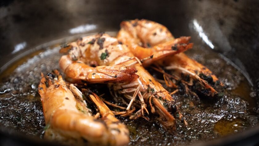 découvrez la recette authentique de la paella, un plat emblématique espagnol, riche en saveurs et en couleurs. apprenez à préparer ce délice à base de riz, de fruits de mer et de viande, et impressionnez vos invités avec une expérience culinaire mémorable.