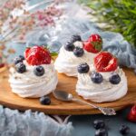 découvrez la pavlova, un dessert emblématique alliant légèreté et douceur. avec sa meringue croustillante, son cœur moelleux et sa garniture de fruits frais et de crème, apprenez à réaliser ce délice pour impressionner vos invités lors de vos prochaines occasions.