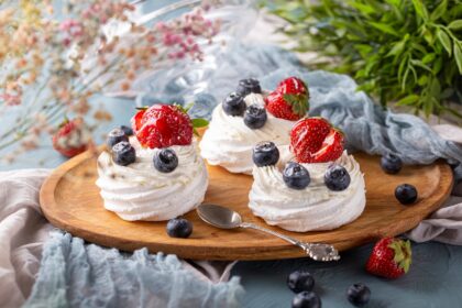 découvrez la pavlova, un dessert emblématique alliant légèreté et douceur. avec sa meringue croustillante, son cœur moelleux et sa garniture de fruits frais et de crème, apprenez à réaliser ce délice pour impressionner vos invités lors de vos prochaines occasions.