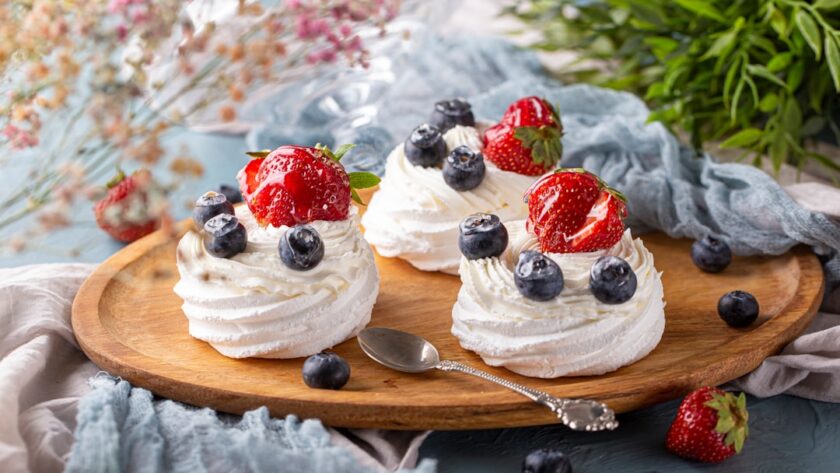 découvrez la pavlova, un dessert emblématique alliant légèreté et douceur. avec sa meringue croustillante, son cœur moelleux et sa garniture de fruits frais et de crème, apprenez à réaliser ce délice pour impressionner vos invités lors de vos prochaines occasions.