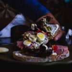 découvrez l'irrésistible plaisir de la raclette, ce fromage savoureux qui fond à la chaleur et se marie parfaitement avec des pommes de terre, des légumes grillés et de la charcuterie. idéale pour les repas conviviaux, laissez-vous séduire par cette spécialité alpine qui ravira vos soirées entre amis et en famille.