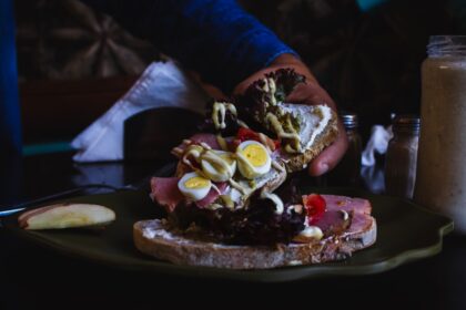 découvrez l'irrésistible plaisir de la raclette, ce fromage savoureux qui fond à la chaleur et se marie parfaitement avec des pommes de terre, des légumes grillés et de la charcuterie. idéale pour les repas conviviaux, laissez-vous séduire par cette spécialité alpine qui ravira vos soirées entre amis et en famille.