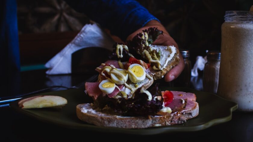 découvrez l'irrésistible plaisir de la raclette, ce fromage savoureux qui fond à la chaleur et se marie parfaitement avec des pommes de terre, des légumes grillés et de la charcuterie. idéale pour les repas conviviaux, laissez-vous séduire par cette spécialité alpine qui ravira vos soirées entre amis et en famille.