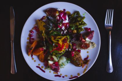 découvrez la recette traditionnelle du tabbouleh, une salade libanaise rafraîchissante à base de boulgour, de tomates juteuses, de persil frais et de citron. parfaite pour accompagner vos plats ou en tant que plat principal léger, cette préparation colorée ravira vos papilles !
