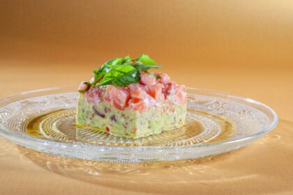 découvrez l'art du tartare, un plat délicat et savoureux à base de viande ou de poisson cru, assaisonné avec soin pour révéler toute sa fraîcheur et ses arômes. idéal pour les amateurs de cuisine raffinée, le tartare se décline en de nombreuses recettes et saura ravir vos papilles!