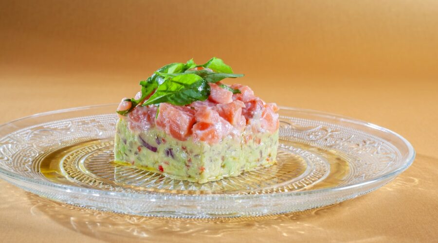 découvrez l'art du tartare, un plat délicat et savoureux à base de viande ou de poisson cru, assaisonné avec soin pour révéler toute sa fraîcheur et ses arômes. idéal pour les amateurs de cuisine raffinée, le tartare se décline en de nombreuses recettes et saura ravir vos papilles!