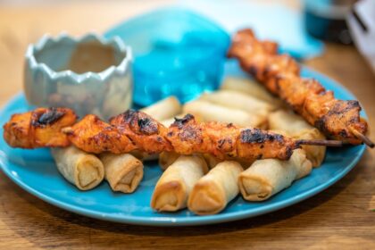 découvrez l'art des brochettes avec nos recettes de skewers savoureux, faciles à préparer et parfaits pour vos barbecues. que vous soyez amateur de viandes, poissons ou légumes, nos suggestions vous aideront à régaler vos invités avec des saveurs uniques.