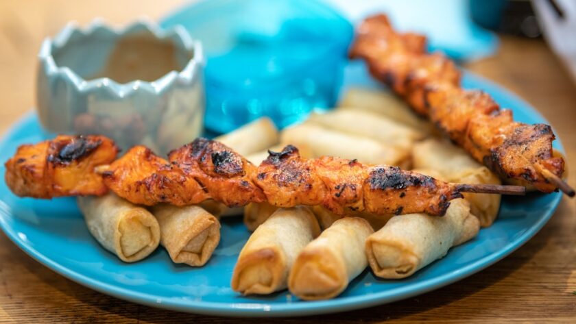 découvrez l'art des brochettes avec nos recettes de skewers savoureux, faciles à préparer et parfaits pour vos barbecues. que vous soyez amateur de viandes, poissons ou légumes, nos suggestions vous aideront à régaler vos invités avec des saveurs uniques.