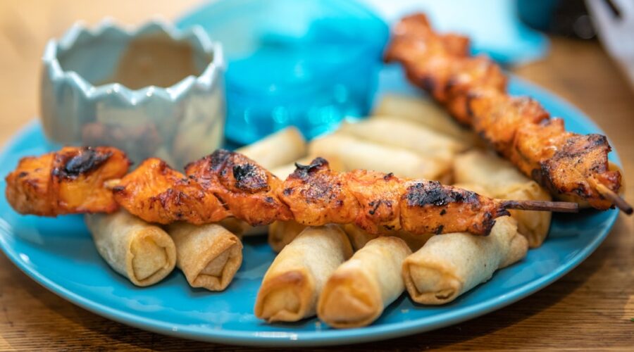 découvrez l'art des brochettes avec nos recettes de skewers savoureux, faciles à préparer et parfaits pour vos barbecues. que vous soyez amateur de viandes, poissons ou légumes, nos suggestions vous aideront à régaler vos invités avec des saveurs uniques.