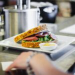 savourez notre délicieux sandwich au poulet, préparé avec des ingrédients frais et de qualité. idéal pour un déjeuner rapide ou comme en-cas gourmand, ce sandwich saura ravir les amateurs de poulet avec sa garniture savoureuse et ses sauces maison.