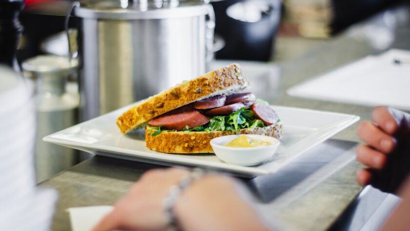 savourez notre délicieux sandwich au poulet, préparé avec des ingrédients frais et de qualité. idéal pour un déjeuner rapide ou comme en-cas gourmand, ce sandwich saura ravir les amateurs de poulet avec sa garniture savoureuse et ses sauces maison.