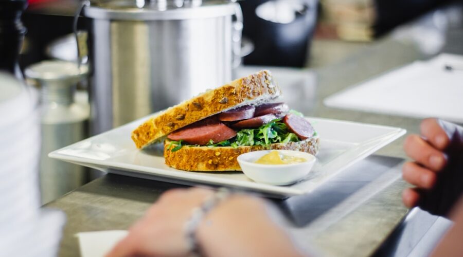 savourez notre délicieux sandwich au poulet, préparé avec des ingrédients frais et de qualité. idéal pour un déjeuner rapide ou comme en-cas gourmand, ce sandwich saura ravir les amateurs de poulet avec sa garniture savoureuse et ses sauces maison.