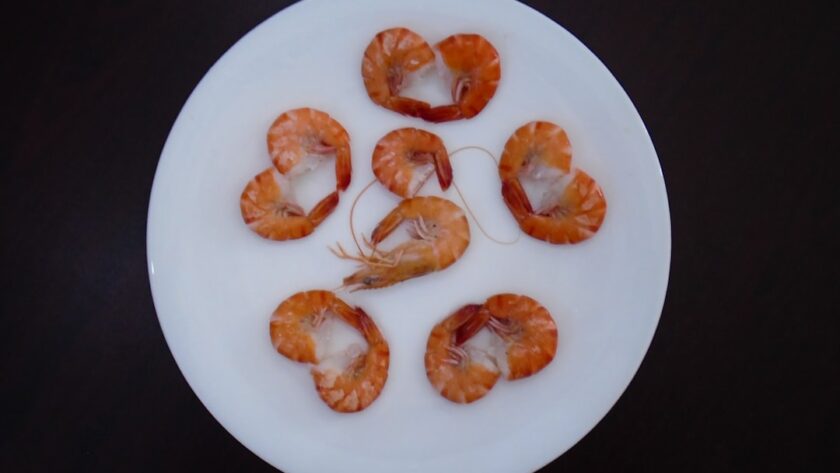 découvrez notre recette de crevettes épicées, savoureuse et facile à préparer. idéale pour un dîner en famille ou entre amis, cette recette allie une délicieuse marinade et des épices qui relèvent le goût de vos crevettes, pour une expérience culinaire inoubliable.