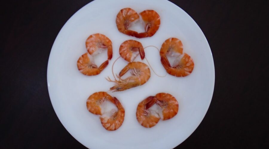 découvrez notre recette de crevettes épicées, savoureuse et facile à préparer. idéale pour un dîner en famille ou entre amis, cette recette allie une délicieuse marinade et des épices qui relèvent le goût de vos crevettes, pour une expérience culinaire inoubliable.