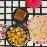 découvrez la délicieuse recette des profiteroles, de légères choux garnis de crème ou de glace, nappés d'une sauce au chocolat fondante. parfaites pour un dessert gourmand et élégant, elles raviront vos convives à toutes les occasions !