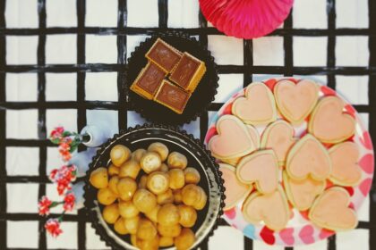 découvrez la délicieuse recette des profiteroles, de légères choux garnis de crème ou de glace, nappés d'une sauce au chocolat fondante. parfaites pour un dessert gourmand et élégant, elles raviront vos convives à toutes les occasions !