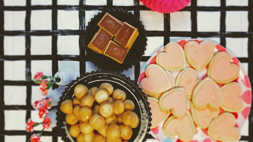 découvrez la délicieuse recette des profiteroles, de légères choux garnis de crème ou de glace, nappés d'une sauce au chocolat fondante. parfaites pour un dessert gourmand et élégant, elles raviront vos convives à toutes les occasions !