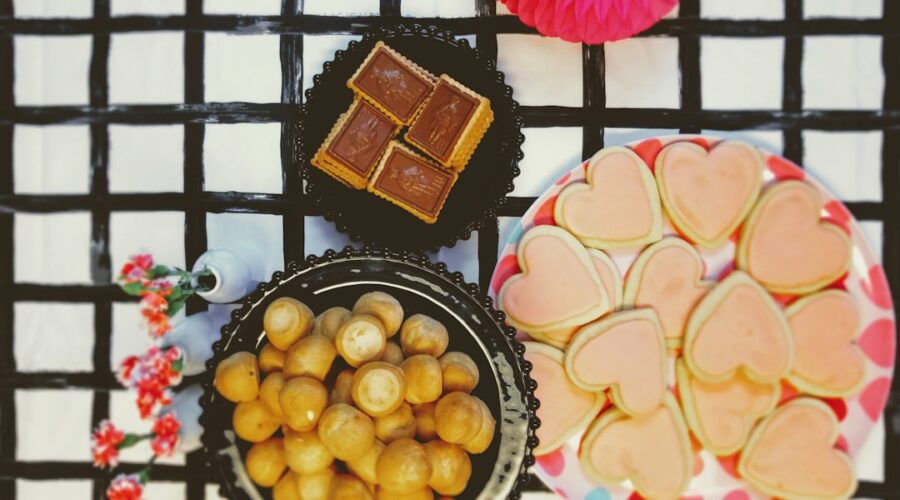 découvrez la délicieuse recette des profiteroles, de légères choux garnis de crème ou de glace, nappés d'une sauce au chocolat fondante. parfaites pour un dessert gourmand et élégant, elles raviront vos convives à toutes les occasions !