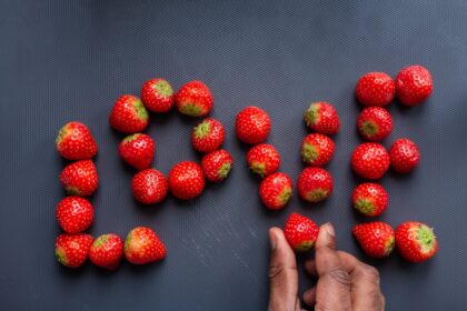 savourez notre délicieuse salade de fruits, un mélange frais et coloré de fruits de saison, parfaite pour une collation saine ou un dessert léger. idéale pour les chaudes journées d'été, cette salade est à la fois nutritive et rafraîchissante.