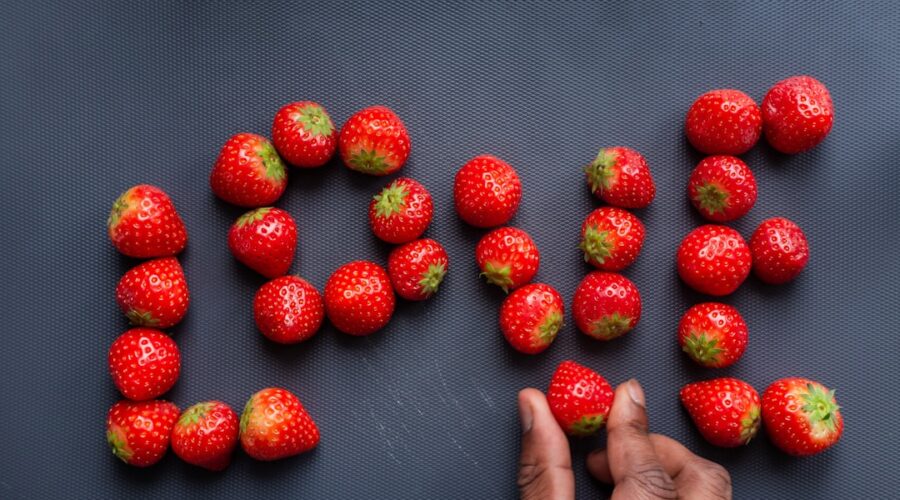 savourez notre délicieuse salade de fruits, un mélange frais et coloré de fruits de saison, parfaite pour une collation saine ou un dessert léger. idéale pour les chaudes journées d'été, cette salade est à la fois nutritive et rafraîchissante.