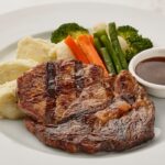 découvrez notre délicieuse recette de bœuf bourguignon, un plat emblématique de la cuisine française. savourez des morceaux de viande tendre mijotés dans un vin rouge riche, accompagnés de carottes, d'oignons et de champignons. idéal pour une soirée conviviale, ce plat réconfortant ravira vos invités !