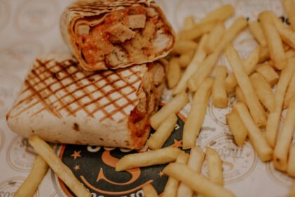 découvrez la délicieuse variété des tacos, un plat emblématique de la cuisine mexicaine. savourez des tortillas garnies de viandes savoureuses, légumes frais et sauces savoureuses. idéal pour un repas convivial et plein de saveurs!