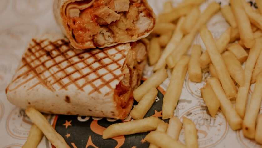 découvrez la délicieuse variété des tacos, un plat emblématique de la cuisine mexicaine. savourez des tortillas garnies de viandes savoureuses, légumes frais et sauces savoureuses. idéal pour un repas convivial et plein de saveurs!