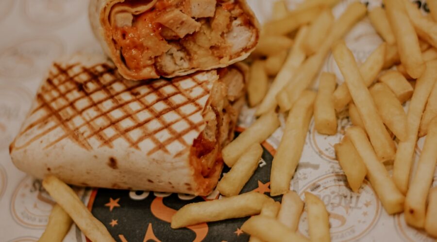 découvrez la délicieuse variété des tacos, un plat emblématique de la cuisine mexicaine. savourez des tortillas garnies de viandes savoureuses, légumes frais et sauces savoureuses. idéal pour un repas convivial et plein de saveurs!