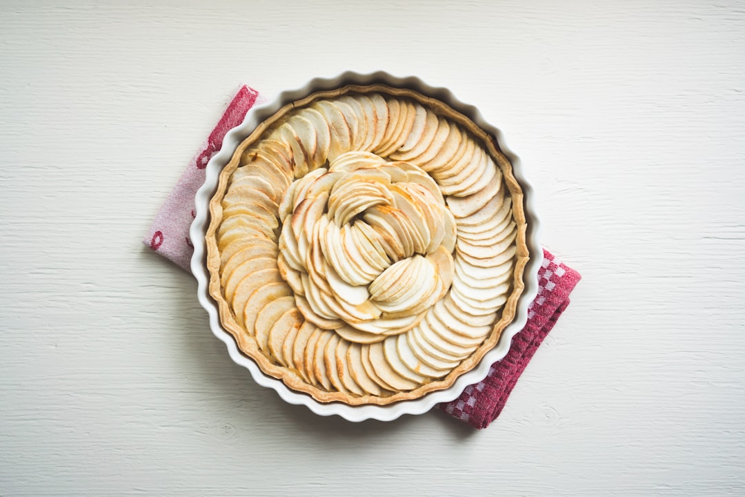 découvrez notre délicieuse tarte aux pommes, un dessert classique alliant la douceur des pommes fondantes à une pùte croustillante. parfait pour toutes les occasions, elle ravira vos papilles et celles de vos invités.