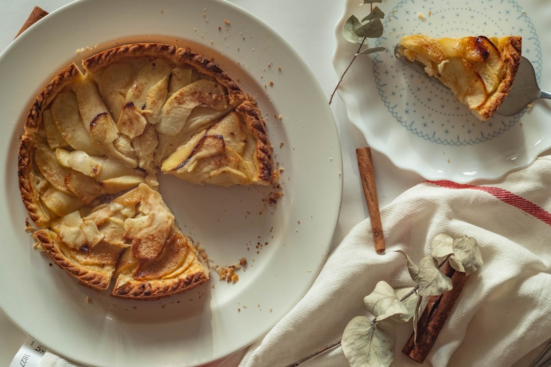 découvrez notre délicieuse tarte aux pommes, un dessert classique alliant la douceur des pommes bien juteuses et une pùte croustillante. parfaite pour toutes les occasions, cette tarte ravira vos papilles avec son parfum sucré et épicé. à savourer chaude ou froide avec une boule de glace à la vanille !