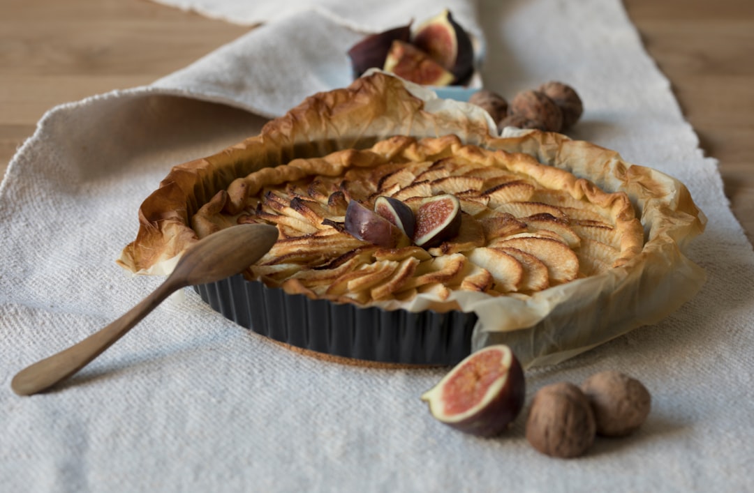 découvrez notre délicieuse tarte aux pommes, un dessert irrésistible alliant la douceur des pommes fondantes à une pùte croustillante. parfait pour un repas en famille ou une occasion spéciale.