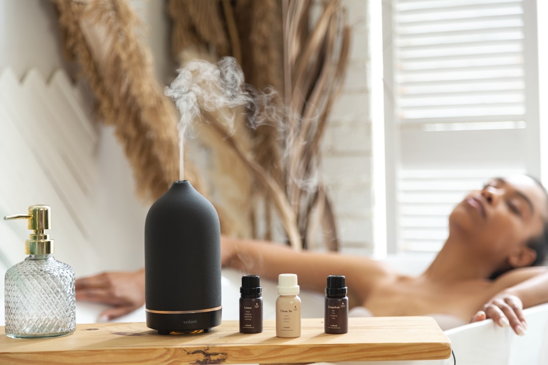 découvrez les bienfaits de l'aromathérapie, une méthode naturelle qui utilise les huiles essentielles pour améliorer votre bien-être physique et mental. apprenez à intégrer ces puissants arômes dans votre quotidien pour apaiser votre esprit et revitaliser votre corps.