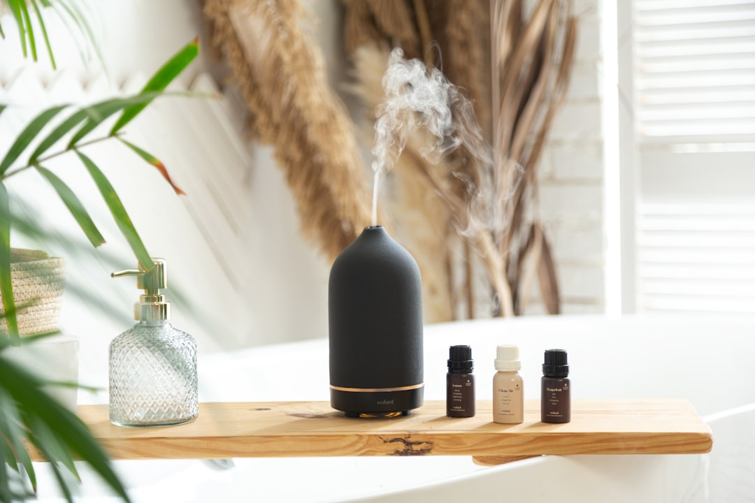 découvrez les bienfaits de l'aromathérapie pour votre bien-être au quotidien. apprenez à utiliser les huiles essentielles pour soulager le stress, améliorer votre sommeil et favoriser la relaxation. plongez dans l'univers apaisant des senteurs naturelles et transformez votre intérieur en un havre de paix.