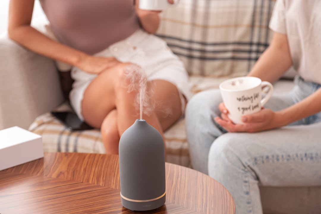 découvrez les bienfaits de l'aromathérapie, une pratique naturelle qui utilise les huiles essentielles pour améliorer votre bien-être physique et mental. apprenez à intégrer ces puissants arômes dans votre quotidien pour favoriser la relaxation, réduire le stress et soutenir votre santé globale.