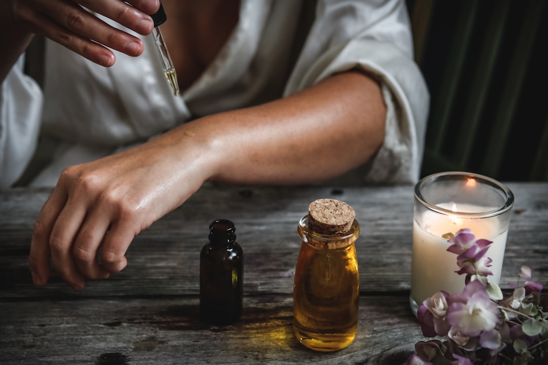 découvrez les bienfaits de l'aromathérapie, une pratique douce utilisant les huiles essentielles pour améliorer le bien-être physique et mental. apprenez à intégrer ces arômes naturels dans votre quotidien pour une santé optimisée et un esprit apaisé.