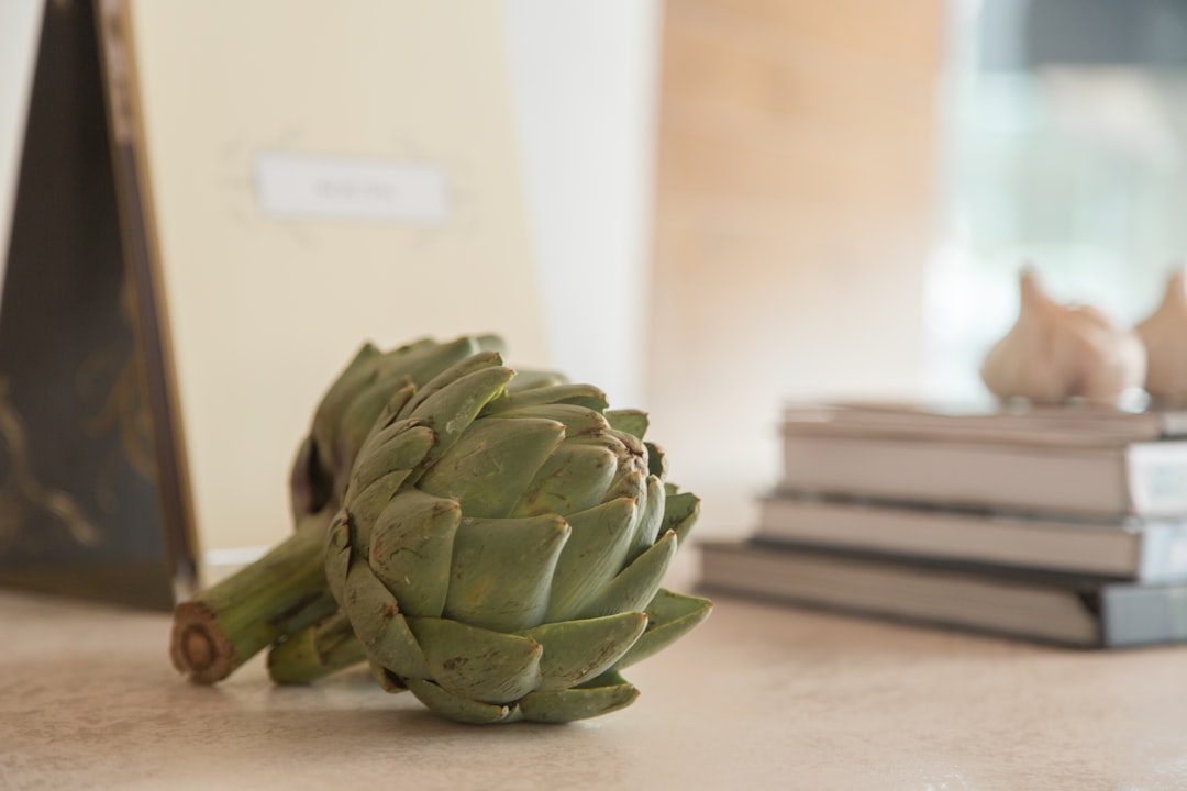 découvrez tout sur les artichauts : leurs bienfaits pour la santé, des recettes délicieuses et des astuces de préparation. plongez dans l'univers de ce légume délicieux et nutritif !