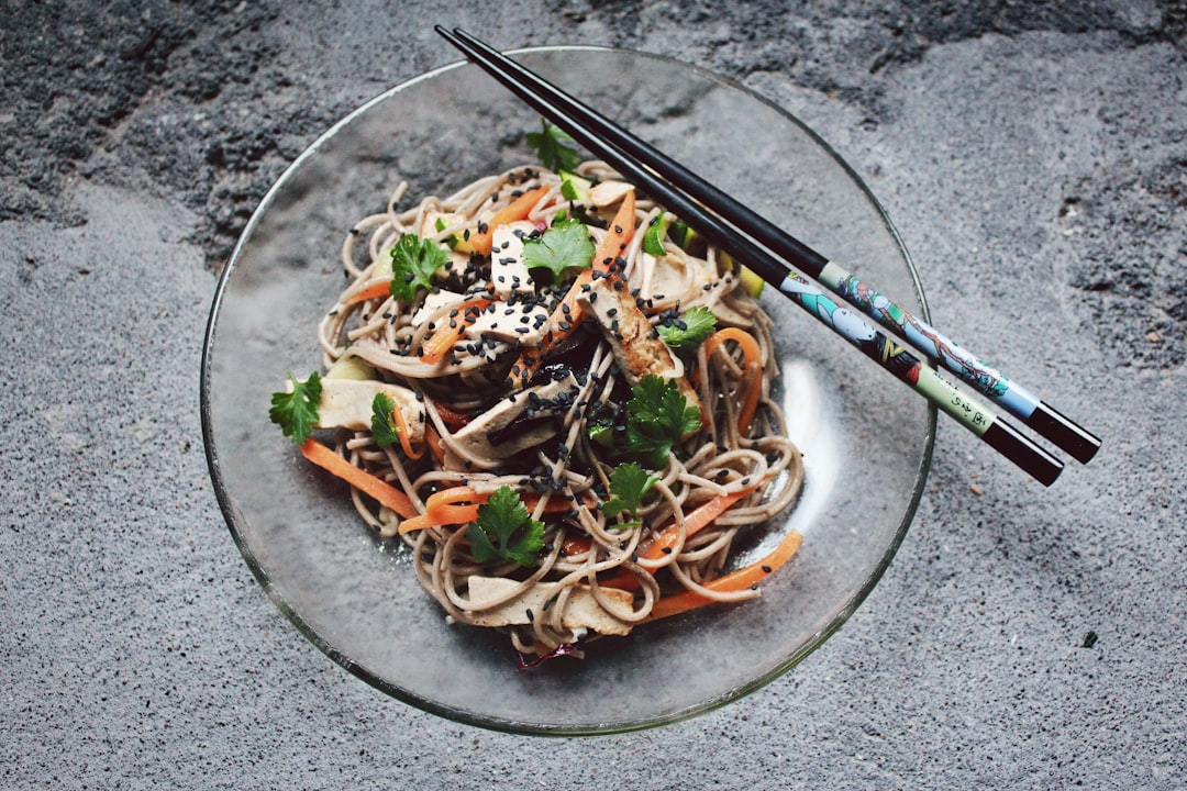 découvrez des recettes asiatiques authentiques et savoureuses qui raviront vos papilles. apprenez à préparer des plats traditionnels japonais, chinois, thaïlandais et bien plus encore, avec des ingrédients frais et des techniques simples. éveillez votre créativité culinaire et explorez la richesse des saveurs asiatiques!