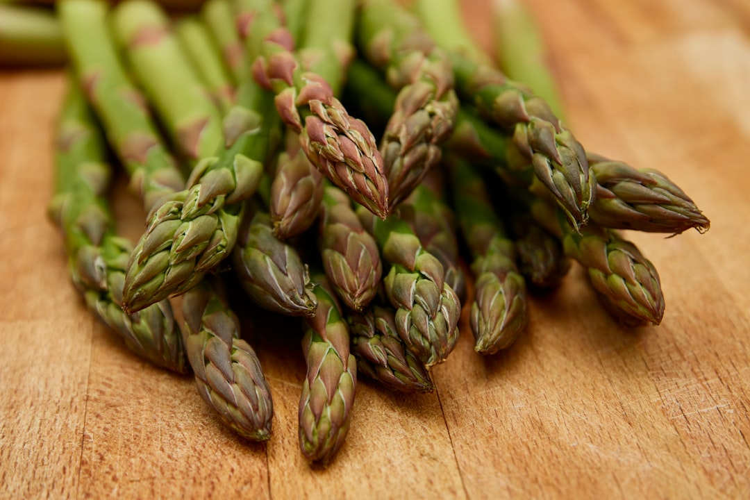 découvrez tout sur l'asperge, un légume délicat et nutritif. apprenez ses bienfaits pour la santé, ses différentes variétés et des recettes savoureuses pour l'incorporer dans votre alimentation.
